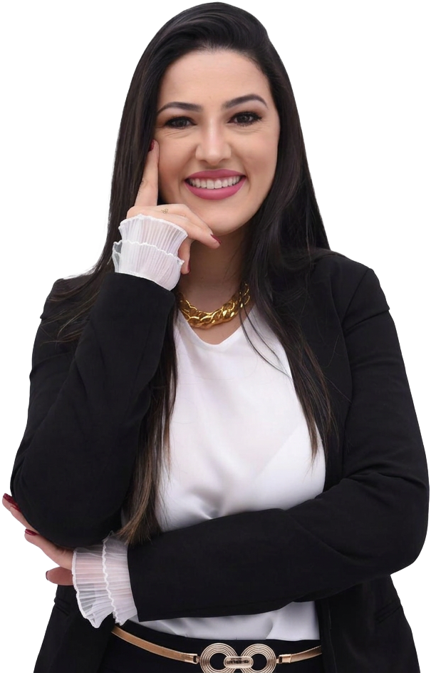 Thaís de Paula, mentora de liderança, sorrindo com os braços cruzados